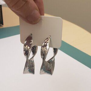 Silver tone, hammered thick, twist 3/4 hoop pierced fashion earrings, NWOT